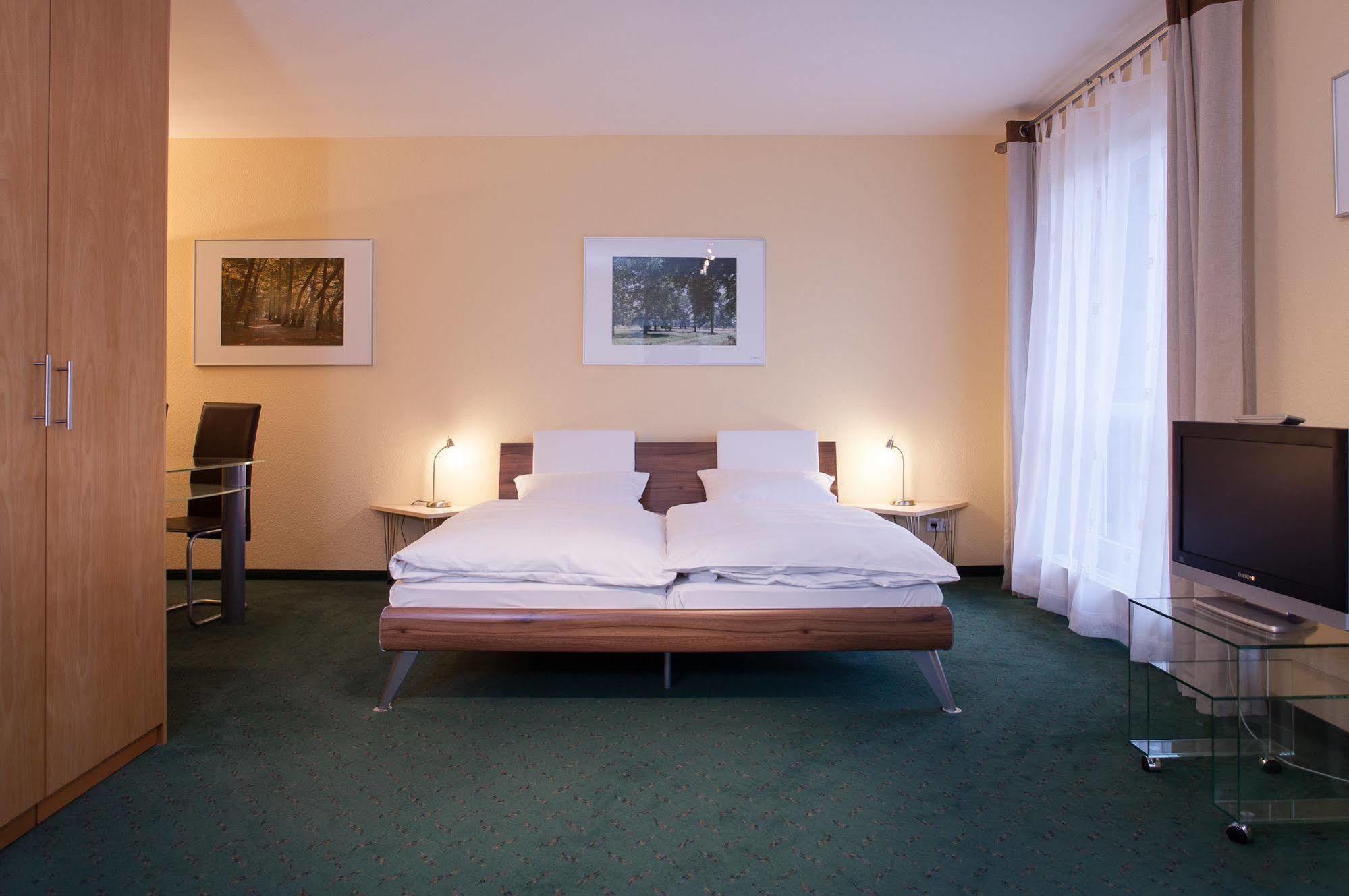 Hotel Zum Deutschen Eck Meerbusch Dış mekan fotoğraf